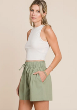 Load image into Gallery viewer, Casual Olive Linen Shorts
