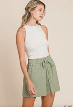 Load image into Gallery viewer, Casual Olive Linen Shorts