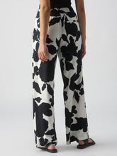 Load image into Gallery viewer, The Spring Shadow Floral Trouser