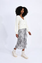 Load image into Gallery viewer, Flower Button Ivory Cardigan