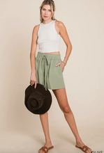 Load image into Gallery viewer, Casual Olive Linen Shorts