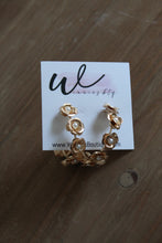 Load image into Gallery viewer, Flower Pearl Hoop Earrings