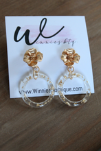 Load image into Gallery viewer, Golden Flake Flowers Earrings