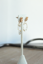 Load image into Gallery viewer, Golden Flake Flowers Earrings