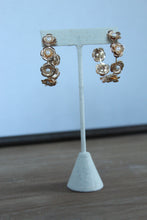 Load image into Gallery viewer, Flower Pearl Hoop Earrings