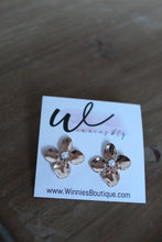 Load image into Gallery viewer, Let Me Shine Flower Earrings