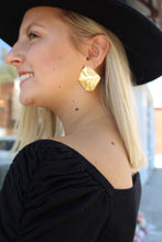 Load image into Gallery viewer, Asimetric Gold Earrings