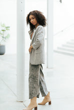 Load image into Gallery viewer, Black Relaxed Cropped Denim
